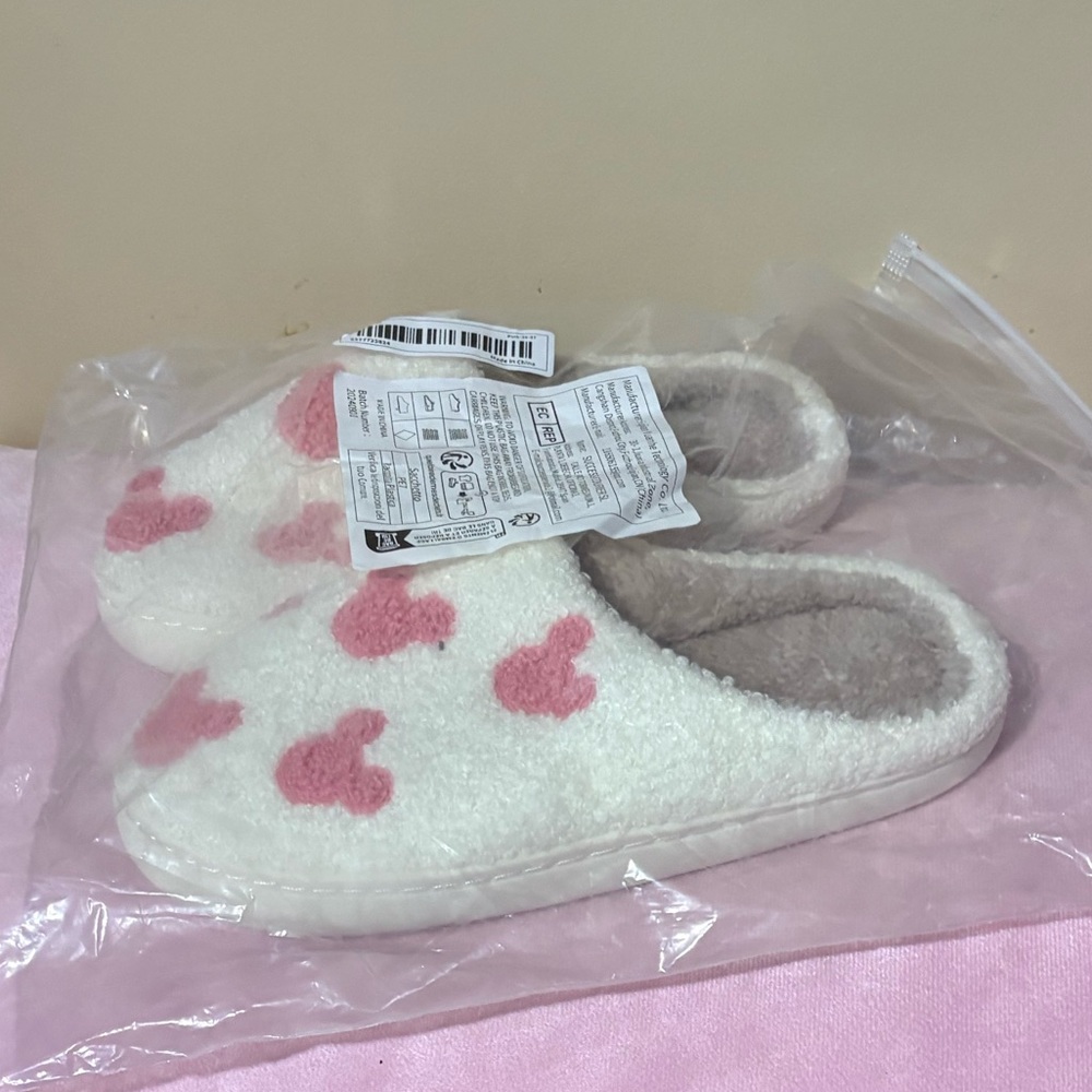 Easter Sale! Mickey Mouse Cozy plush Slippers/house shoes 5-6 36/37 new